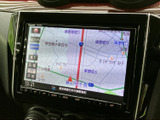 鮮明な地図表示で、目的地までスムーズに案内。渋滞情報も確認でき、最適なルートを選択できます。長距離ドライブも安心です。