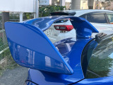 【大型リヤスポイラー】スポーツカーらしさがグッと引き立つ大型リヤスポイラーを装着♪高速走行時のスタビリティ(走行安定性)向上に役立ちます。