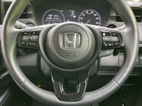 握りやすいステアリングは、運転操作をスムーズに。オーディオや通話機能の操作もステアリングから可能です。