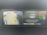 【フロント&サイドカメラ】ドライバーから見にくい死角部分を映像で確認できる前方と左側面にカメラを装着。見通しがきかない場所や住宅密集地などを運転することが多い人におすすめの安心装備です。