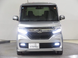 ハロゲンより明るく、より遠くまでさらなる安心感のあるLEDヘッドライトを採用。照射軸の上下方向を自動調整するオートレベリング機構、点灯忘れも防止できるオートライトコントロール機構付きです。