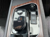 e-powerの電子シフトノブはワンタッチでドライブ・リバースに入れていただけますので非常に操作が楽々です!