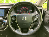 握りやすいステアリングは、運転の楽しさを高めます。操作性にも優れており、スムーズなハンドリングを実現。快適なドライビングをサポートします。