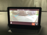 フロントの広角モードは目視では確認しにくい前側方にまで視野が広がります。車道の手前側の歩道を通行する歩行者や自転車もチェックできます。