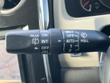 雨天時でもクリアな視界を確保できるワイパーレバー。運転状況に合わせて、最適なワイピングをコントロールできます。安全運転をサポートします。