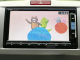 停車中に、家族や友人と一緒にテレビや動画をお楽しみいただけます。長距離移動も、退屈することなく過ごせます。