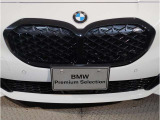 【BMWの伝統】BMWの特徴的な&ldquo;キドニーグリル&rdquo;は、80年以上続く伝統の形でございます。変わらないこだわりのデザインが、プレミアムブランド&ldquo;BMW&rdquo;を創り出します。
