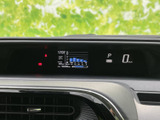 視認性の高いメーター類で、運転に必要な情報を的確に把握できます。燃料消費量や走行距離なども一目で確認可能です。