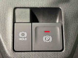指先だけで簡単に操作が可能な電動パーキングブレーキを採用。「HOLD」スイッチを押すと、渋滞や信号待ちなどでブレーキペダルから足を離しても、ブレーキを保持するので安心です