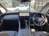 上質な素材と洗練されたデザインが調和した運転席は、快適なドライブを約束します。
