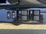 パワーウインドウスイッチです。ミラーの開閉スイッチをAUTOにしていただければドアロック時にドアミラーが閉じロック解除をするとドアミラーが開きますので、とても便利です♪