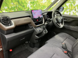 運転に必要な情報がひと目でわかるメーターパネル。操作しやすい位置に配置されたスイッチ類で、快適なドライビングをサポートします。