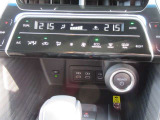 左右独立温度コントロールフルオートエアコンです。運転席、助手席それぞれで独立して温度設定ができます。冷え性の方が乗っても安心ですね♪