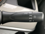 操作しやすいウインカーレバーで、安全な車線変更をサポート。直感的な操作感で、運転に集中できます。スムーズな操作が可能です。