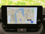 高精細なディスプレイが、運転中の情報提供をサポート。直感的な操作性で、スムーズな目的地設定やオーディオ操作が可能です。快適なドライブに。