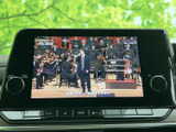 停車中には、地上デジタル放送を楽しめます。移動先での待ち時間も快適に過ごせる、便利なエンターテインメント機能です。旅の相棒に最適です。