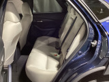 人間が歩行時に行っている「頭部の安定(目線の安定)」を車内でも再現する為、骨盤を支えて姿勢を崩しにくくするシート設計が取り入れられています!