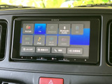 多様なメディアに対応し、車内をエンターテイメント空間に。お好みの音楽やラジオで、ドライブをより楽しく演出します。
