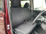 運転席まわりには十分なスペースがあり、大柄な方でもゆったり運転していただける環境です。