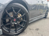 【STI製17インチアルミホイール】大人気メーカーのホイールを装備♪軽量・高硬度のアルミホイールは、ハンドリング・加速など、走りの質を向上してくれます♪