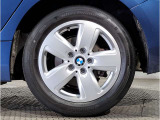 【BMWアロイホイル】軽量かつ強度に拘ったアロイホイル。走行性能ポテンシャルを引き出す設計。車の足元を引き締めてくれる大きなポイントはアロイホイルです。