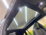 【ガラスルーフ】ガラスルーフ搭載で車内の解放感が一気にアップ!開放的なドライブをお楽しみいただけます。