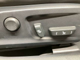 【パワーシート】電動でシートポジションの変更が可能です。手動式より細かくシート設定が可能ですのでより快適な姿勢でドライブを楽しんで頂けるでしょう。