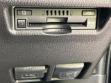 視認性の高いメーターデザインで、運転に必要な情報を一目で確認できます。運転に集中できる、洗練された空間です。