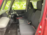 運転に集中できるシンプルな内装。視界の広さも確保されており、安全運転をサポートします。