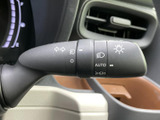 操作しやすいウインカーレバーで、スムーズな車線変更をサポート。直感的に操作でき、安全な運転をサポートします。夜間でも視認性が高いです。