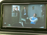 停車中には、TVの視聴をお楽しみいただけます。長距離移動の際のドライバーや乗員の皆様に、快適な時間を提供します。