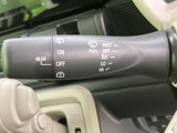 雨天時でもクリアな視界を確保。操作しやすいレバーで、快適な運転をサポートします。