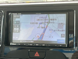 目的地までスムーズに導いてくれるナビゲーションシステム。見やすい画面表示で、運転中でも情報を確認しやすいのが魅力です。快適なドライブをサポートします。