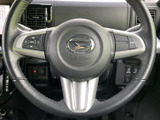 握りやすいステアリングは、運転操作をスムーズにします。快適なドライビングポジションを実現し、長距離運転も疲れにくいです。