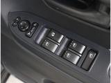 運転席ドアにはパワーウィンドウスイッチが集約され、ドアミラー調整スイッチも装備!1か所で簡単に操作が可能です!
