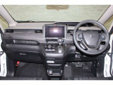 操作性に優れた運転席となります!小物入れや各ボタンの配置にこだわり、使いやすいです!座り心地もよく視認性も良好なのでロングドライブもお任せ下さい!