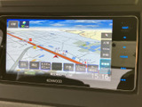 目的地までスムーズに導いてくれる頼れるナビゲーションシステム。高精細な地図表示で、初めての道も安心です。渋滞情報も確認できます。