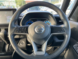 握りやすいステアリングで、快適なドライビングをサポートします。操作性も高く、スムーズな運転を可能にします。