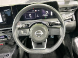 インテリアに合わせたデザインのステアリングは、運転される方のことも考え、運転しやすい形状、大きさです。是非一度、実際に触ってお確かめください。