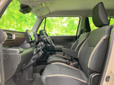 運転席周りは、シンプルで機能的なデザインです。操作しやすい配置で、運転に集中できます。