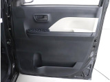 運転席からすべての窓の開け閉めが可能!!快適にお乗りいただけるお車です!