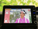 停車中には、地上デジタル放送のテレビ番組を楽しめます。長距離移動の休憩時などに、リラックスした時間を過ごせるのが魅力です。
