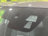 【スマートブレーキサポート】走行中に前方の車両等を認識し、衝突しそうな時は警報とブレーキで衝突回避と被害軽減をアシスト。より安全にドライブをお楽しみいただけます。