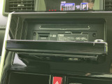 CDやDVDの挿入口が備わっています。後部座席でのエンターテイメントも充実。長距離移動も退屈知らずです。家族や友人と一緒に楽しめます。
