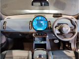 MINIの内装はとにかく『円』に拘ったデザインコンセプトが一目で伝わってきます。これほど円形に拘った車は他に御座いません。伝統のデザイン、トグルスイッチなど遊び心のある内装で御座います。
