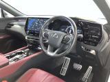 レクサスならでは質感の良い、スポーティで高級感のある内装。