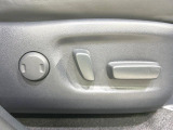 【パワーシート】スイッチ一つで簡単にシートの微調整が可能!電動だから力もいりません!快適なシートポジションにセットして、快適なドライブをお楽しみください。