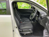 広々とした室内空間が魅力。運転席からの視界も良好で、快適な運転をサポートします。落ち着いた空間でリラックスできます。