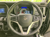 握りやすいステアリングが、快適なドライビングをサポートします。操作性も高く、スムーズな運転を可能にします。手に馴染むデザインです。