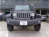 丸型ヘッドライトと7スロットグリルが目を引く、Jeepらしい力強いフロントフェイス。